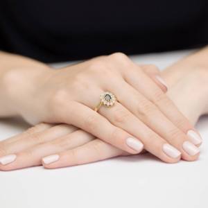 Złoty pierścionek z Szafirem 0,70ct i Diamentami złoto próby 585. W-0354SZA